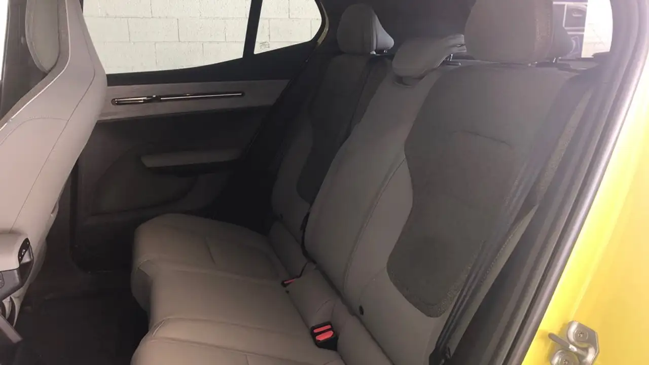 Volvo EX30 Single Extended Range Plus RWD — Galería del vehículo 10