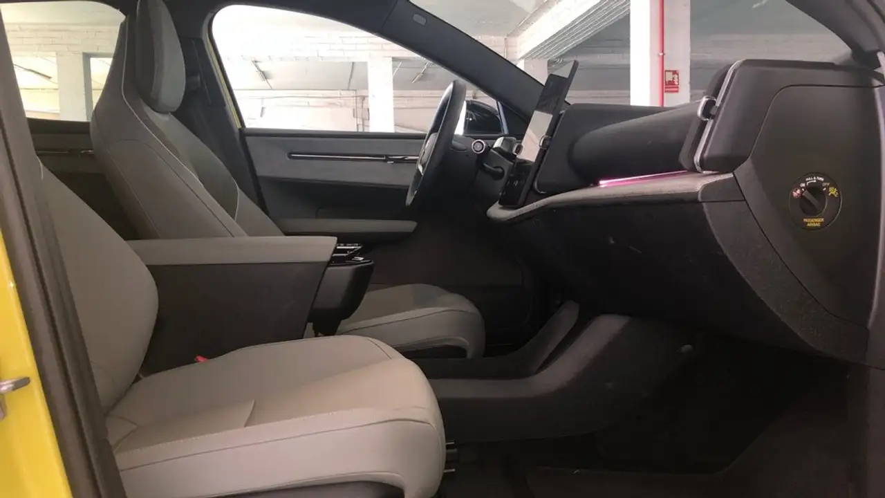 Volvo EX30 Single Extended Range Plus RWD — Galería del vehículo 8