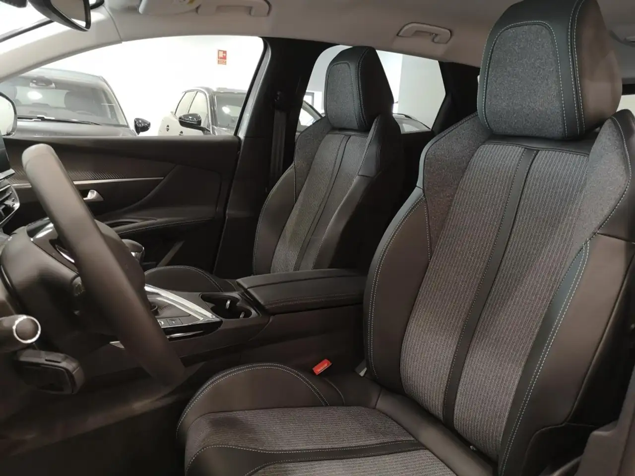Peugeot 3008 1.2 PURETECH 130 ALLURE PACK GPS LL18 RADAR AR+CAM — معرض صور السيارة 12