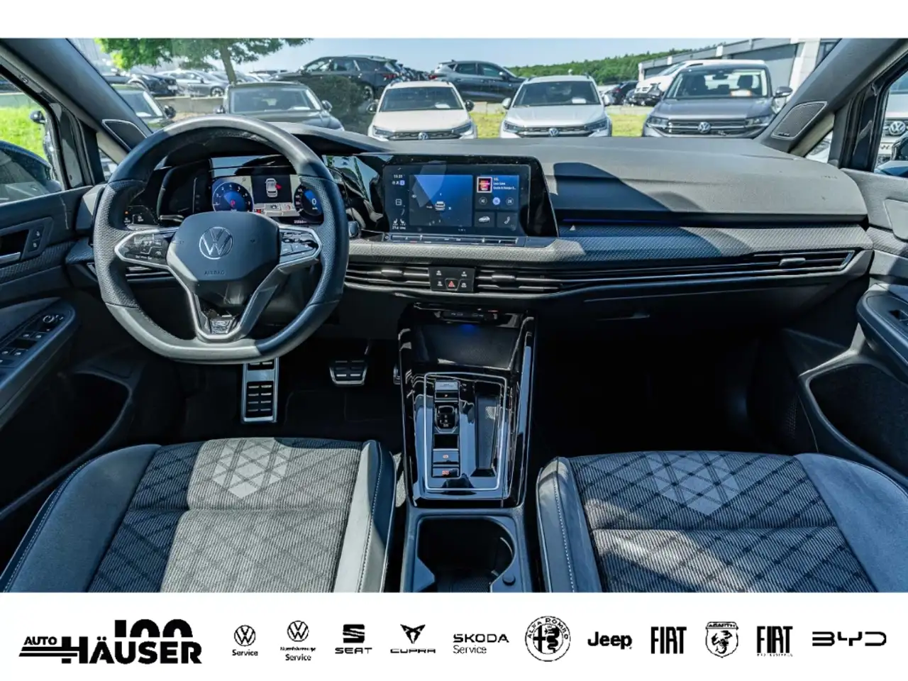 Volkswagen Golf VIII R-Line 1.5 eTSI DSG AHK HARMAN-KARDON MATRIX- — Galería del vehículo 17