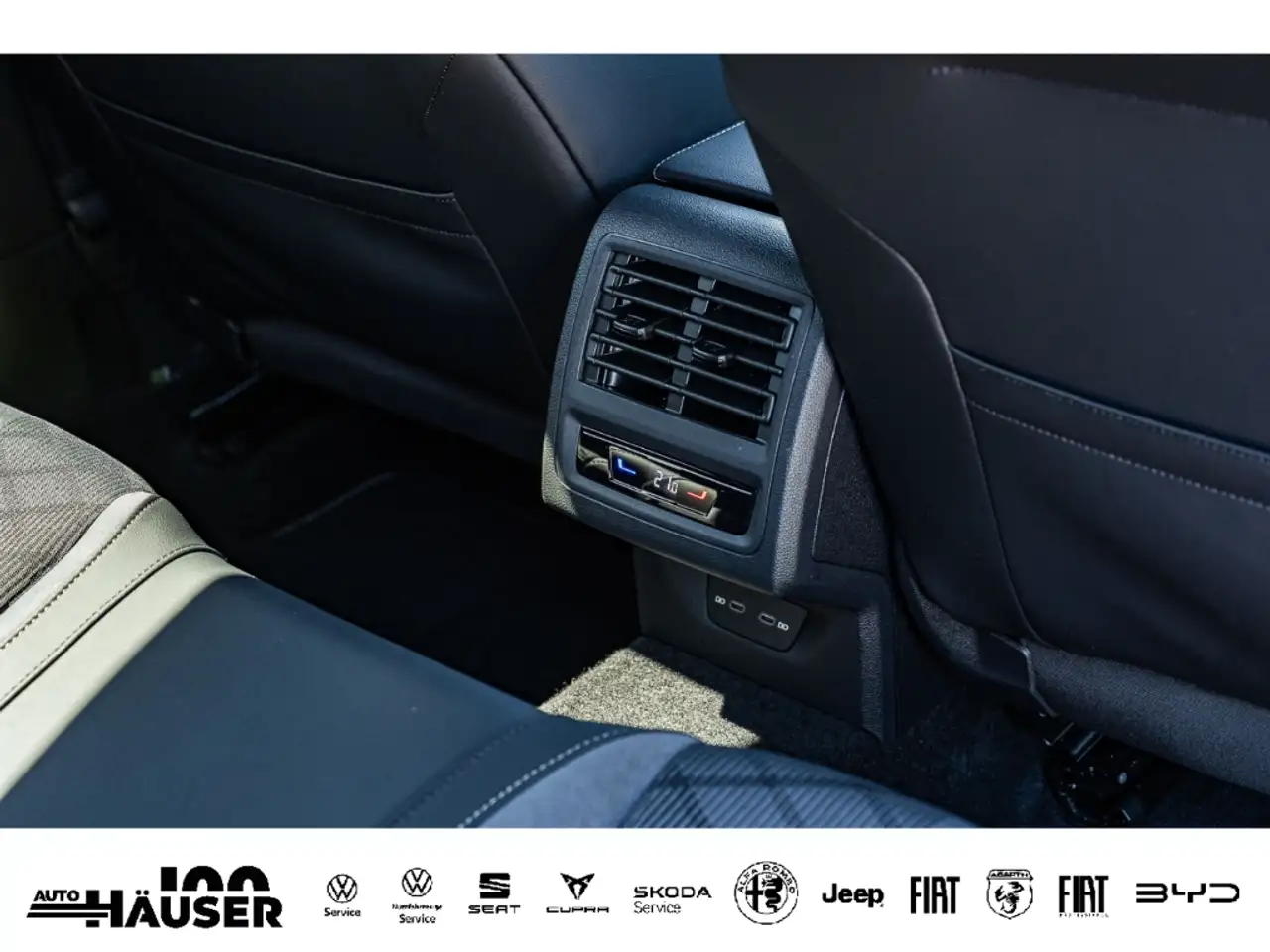 Volkswagen Golf VIII R-Line 1.5 eTSI DSG AHK HARMAN-KARDON MATRIX- — Galería del vehículo 16
