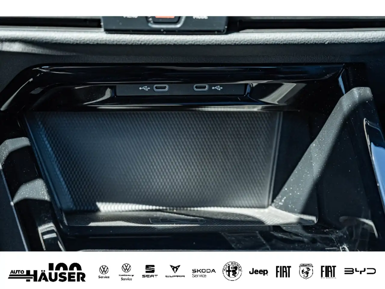 Volkswagen Golf VIII R-Line 1.5 eTSI DSG AHK HARMAN-KARDON MATRIX- — Galería del vehículo 27