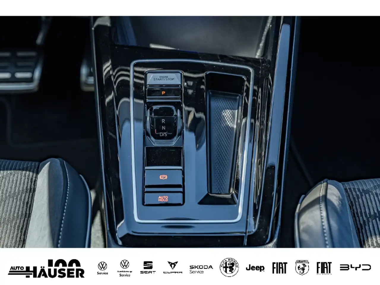 Volkswagen Golf VIII R-Line 1.5 eTSI DSG AHK HARMAN-KARDON MATRIX- — Galería del vehículo 19