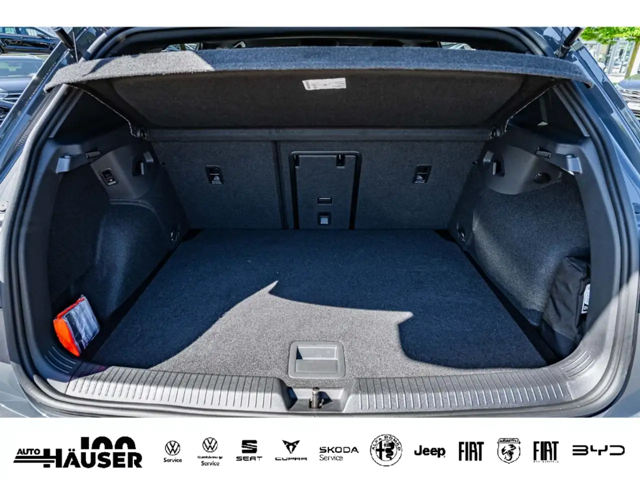 Volkswagen Golf VIII R-Line 1.5 eTSI DSG AHK HARMAN-KARDON MATRIX- — Galería del vehículo 11