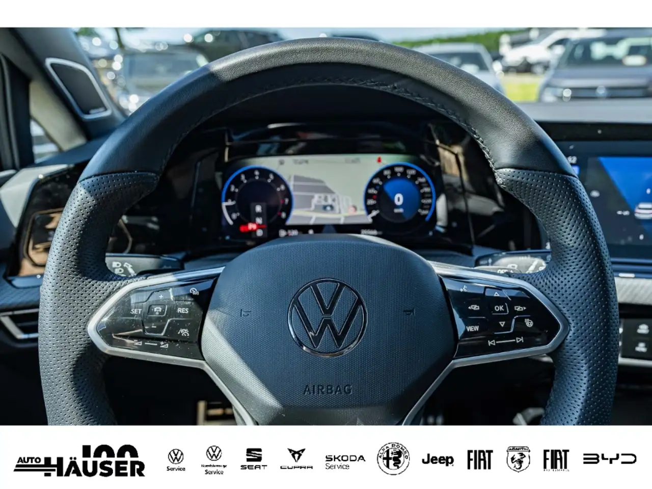 Volkswagen Golf VIII R-Line 1.5 eTSI DSG AHK HARMAN-KARDON MATRIX- — Galería del vehículo 21