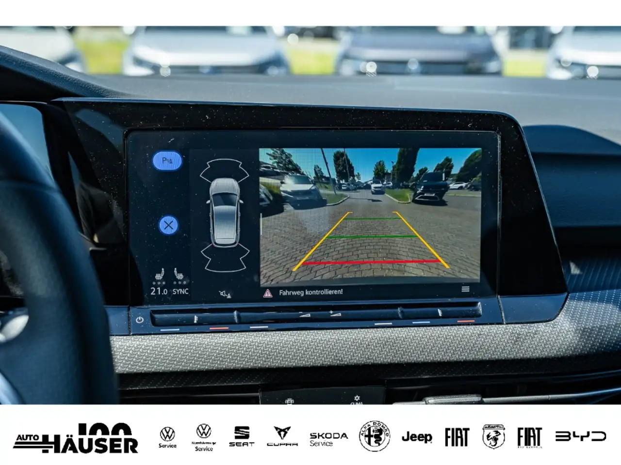 Volkswagen Golf VIII R-Line 1.5 eTSI DSG AHK HARMAN-KARDON MATRIX- — Galería del vehículo 23