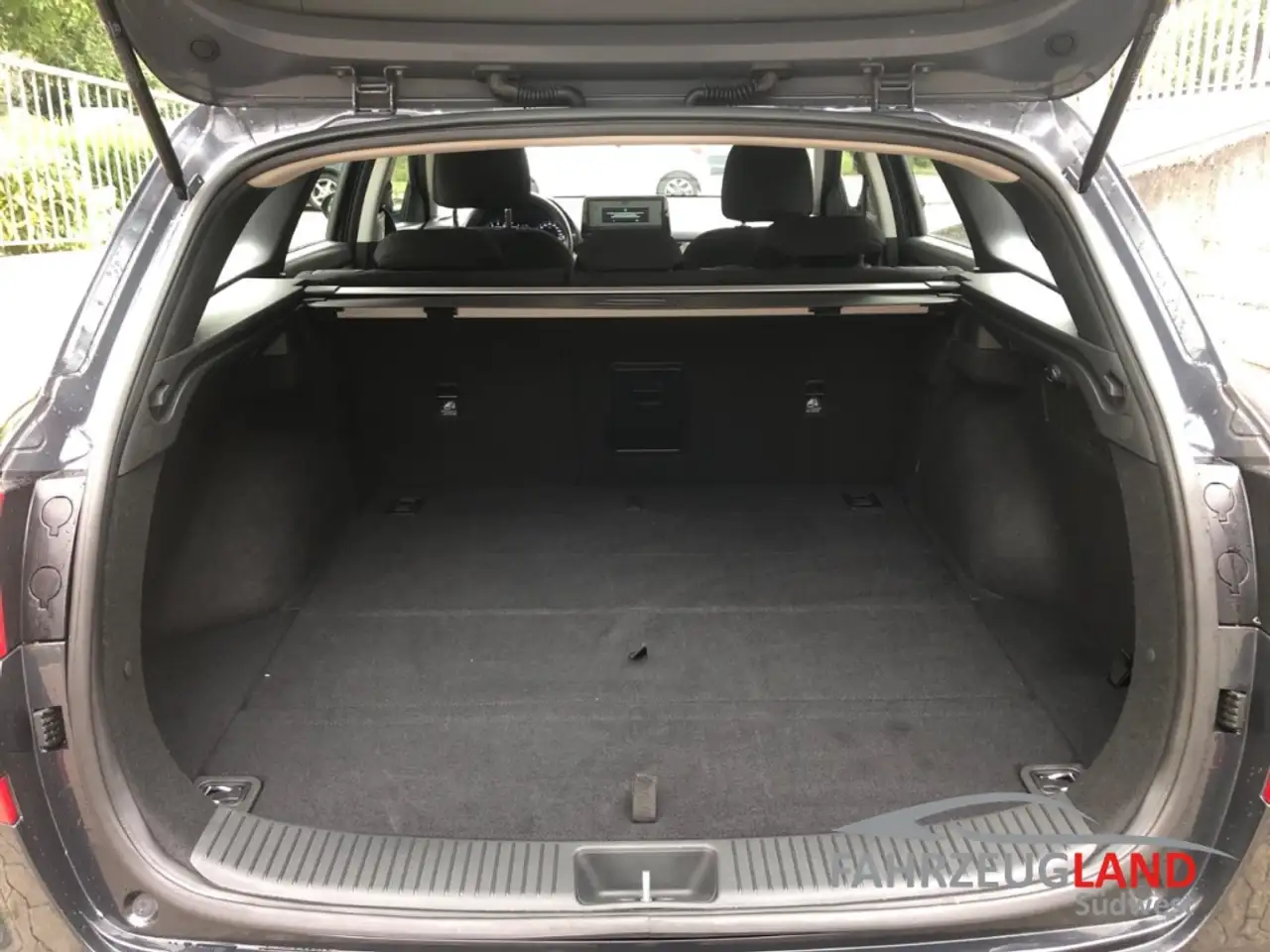 Hyundai i30 cw Trend Mild-Hybrid Navi 7G-DCT LED Klimaatm. Rüc — Galería del vehículo 12