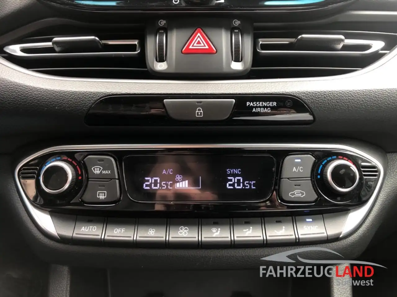 Hyundai i30 cw Trend Mild-Hybrid Navi 7G-DCT LED Klimaatm. Rüc — Galería del vehículo 16