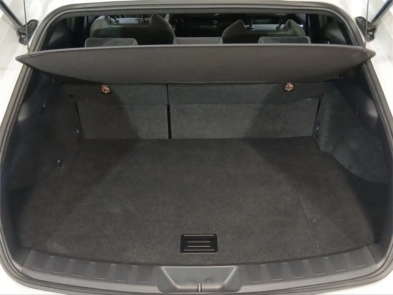 Lexus UX 300e e- Plus — Vehicle gallery 10