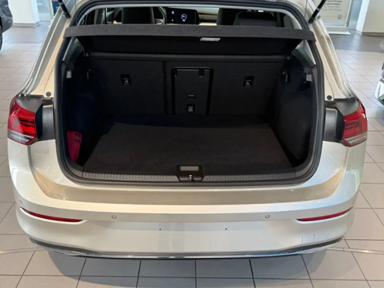 Volkswagen Golf VIII 1.0 TSI Move PANO GJR NAVI — معرض صور السيارة 8