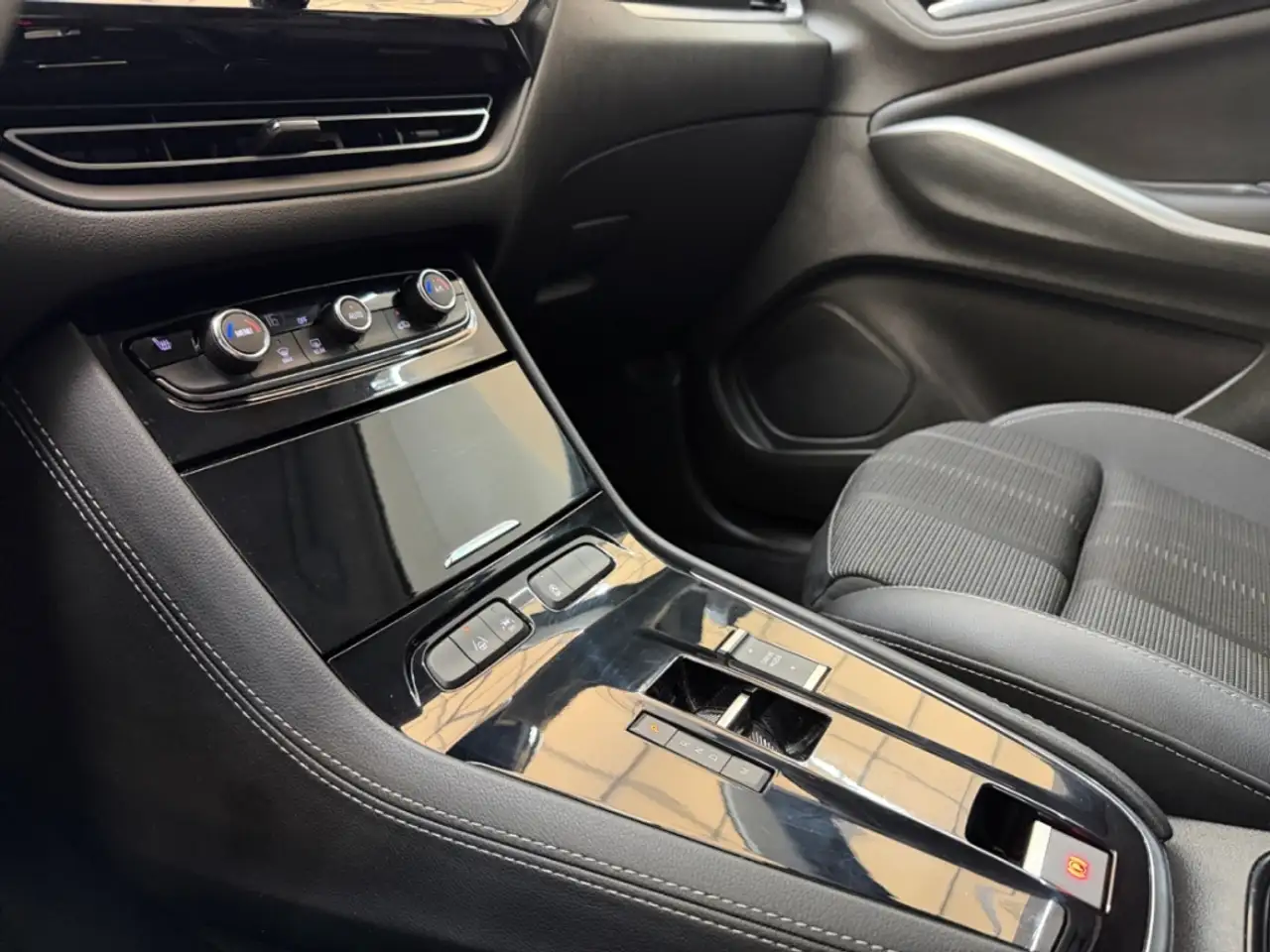 Opel Grandland GS Line AUTOMATIK ALLWETTER NAV LED DIG-DISPLAY KA — Galería del vehículo 16