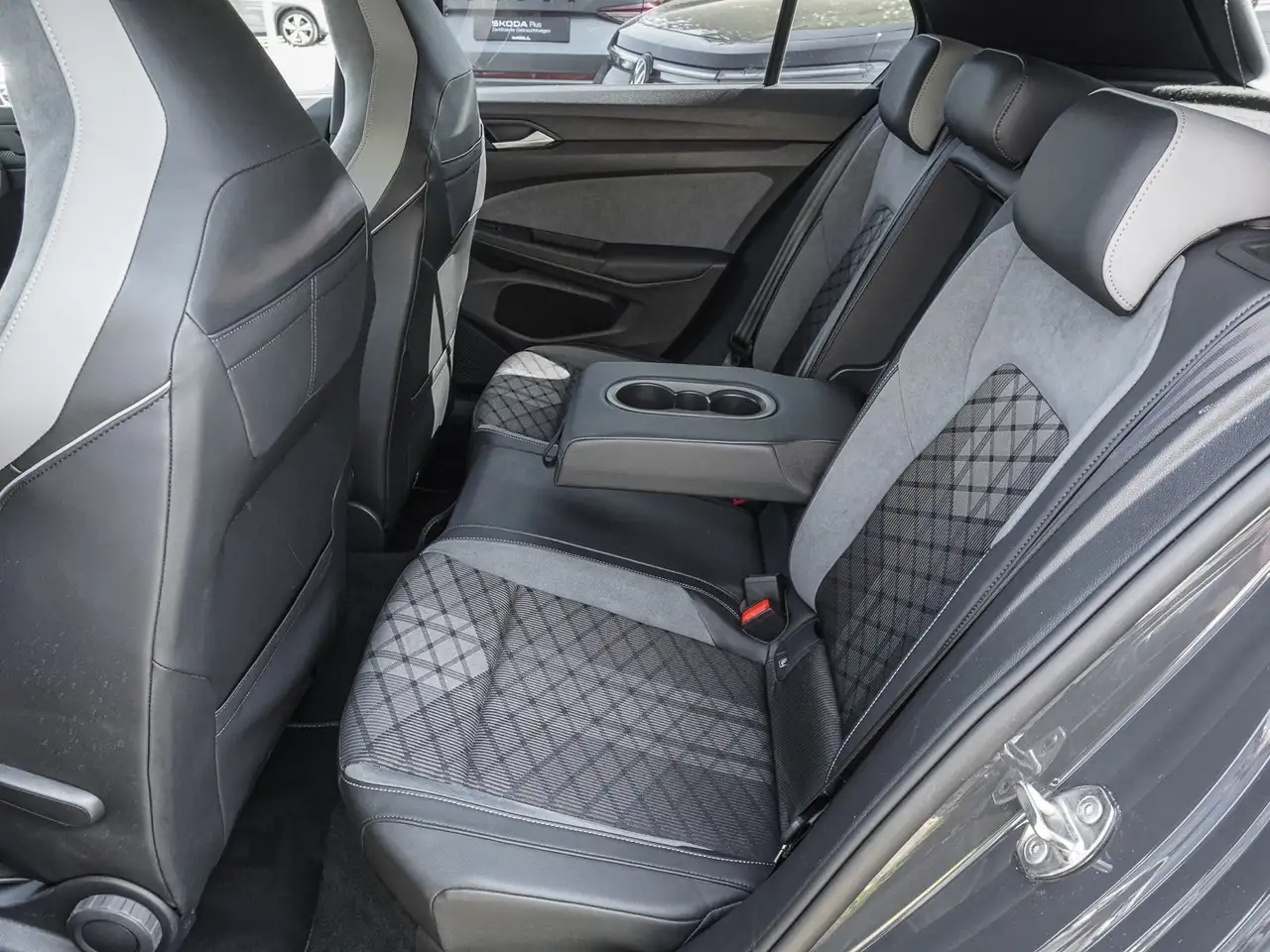 Volkswagen Golf 1.5 eTSI DSG R-Line LED AMBIENTE 17ALU PDC — Vehicle gallery 15