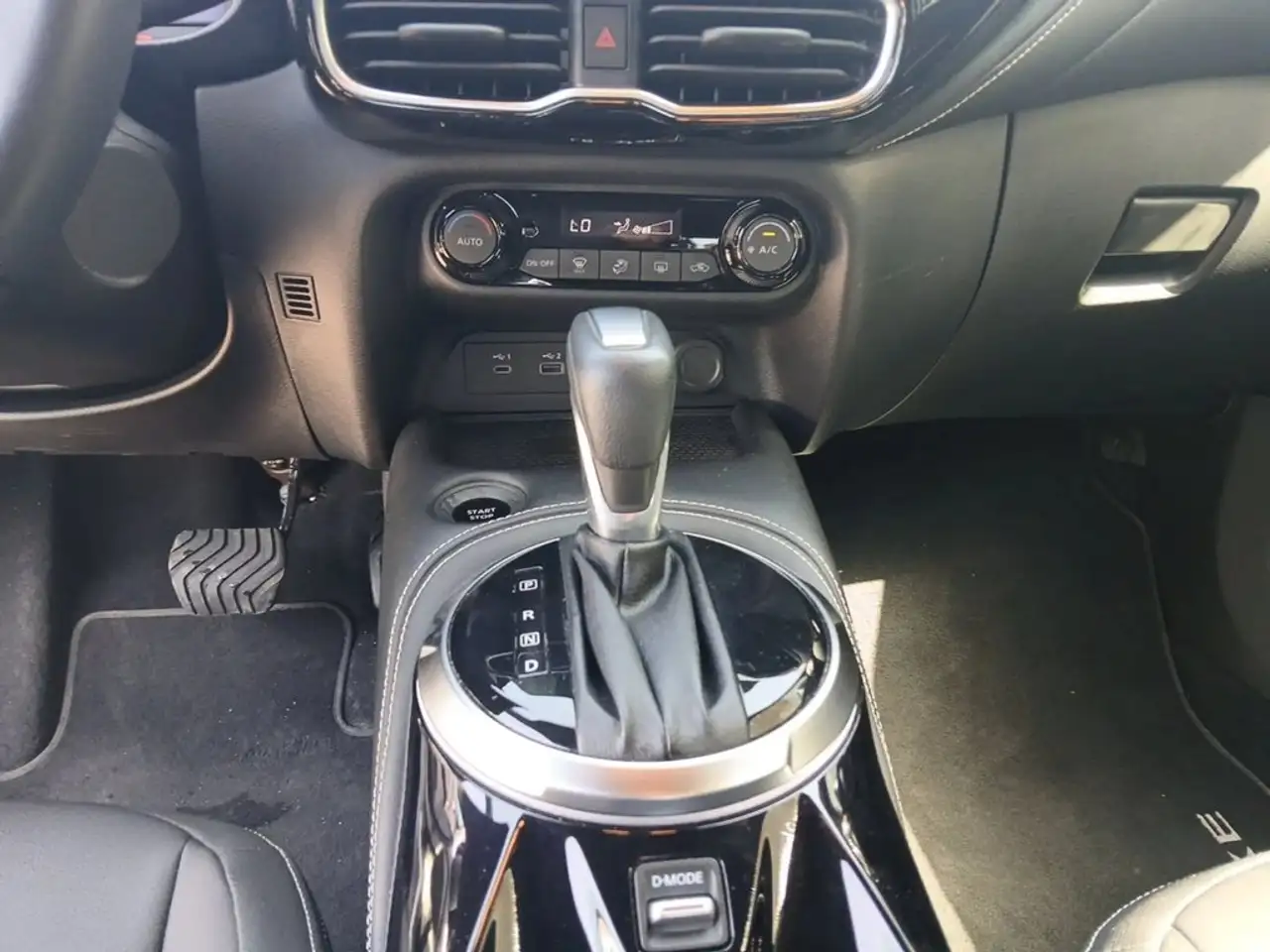 Nissan Juke 1.6 Hybrid Tekna Auto 105kW — Vehicle gallery 14