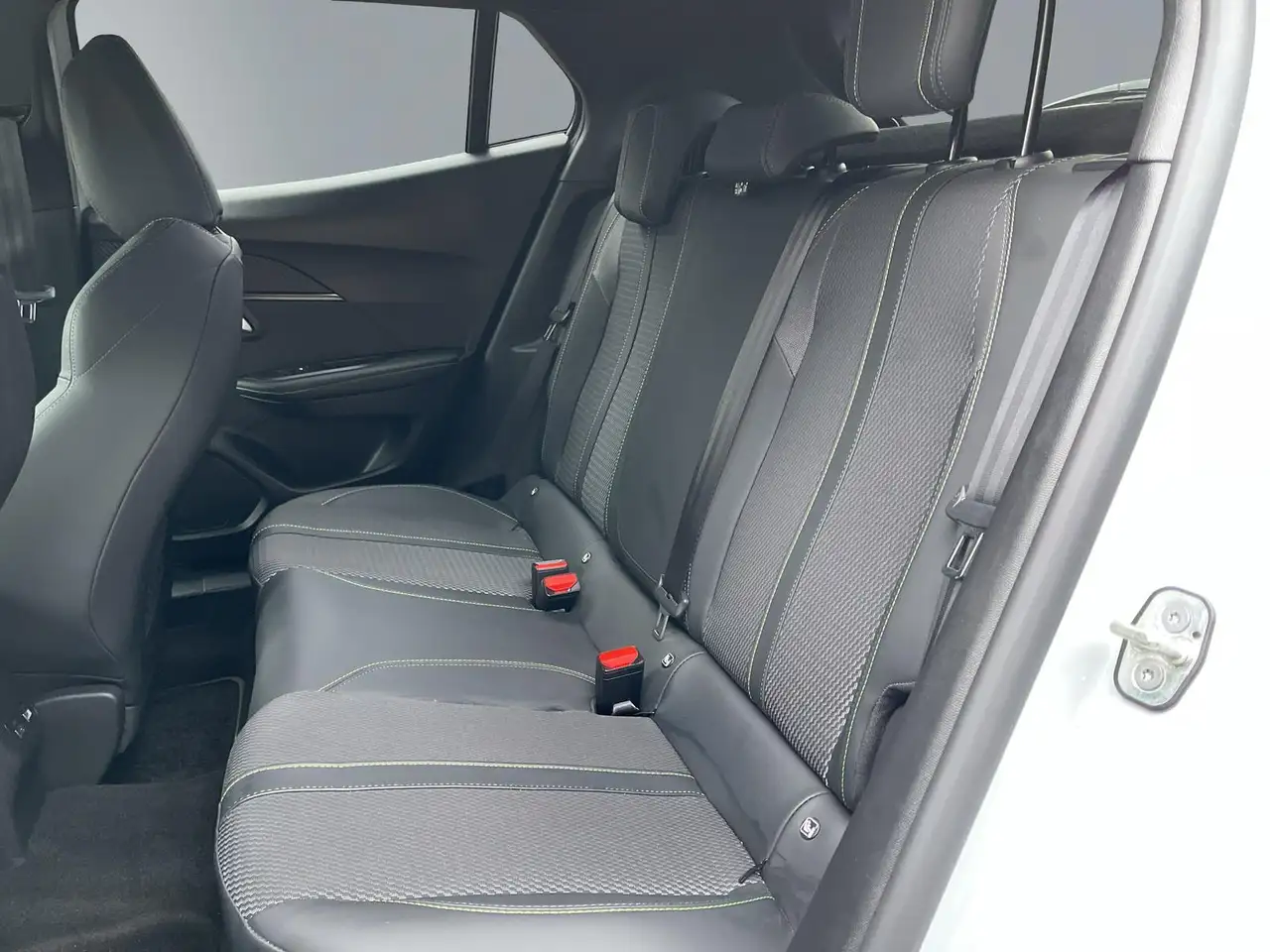 Peugeot 2008 Allure PureTech 130 EAT8*Navi*360°Kam*Shz — Vehicle gallery 12