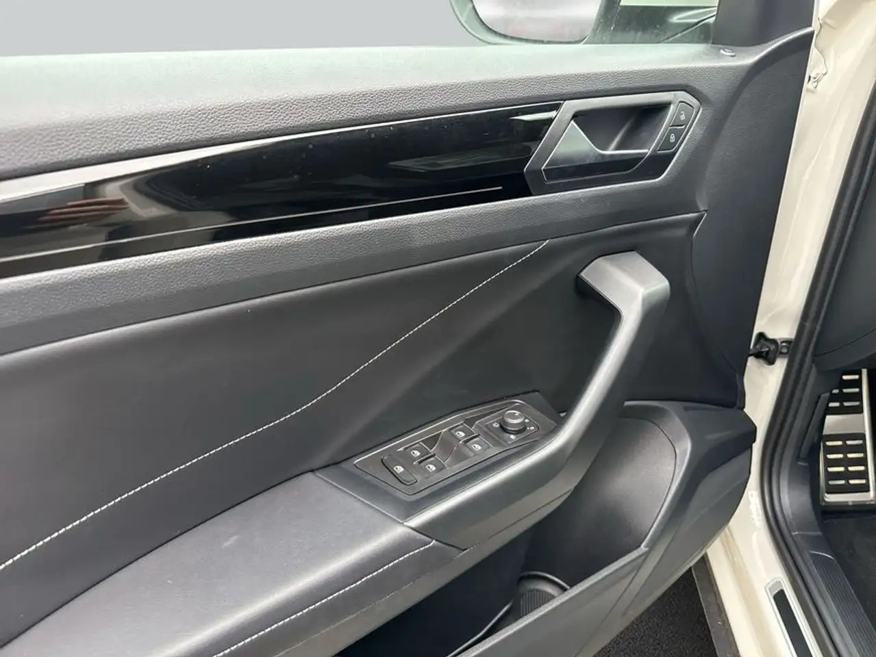 Volkswagen T-Roc 1.0 TSI R-Line SHZ APP RFK GJR LED — Galería del vehículo 19