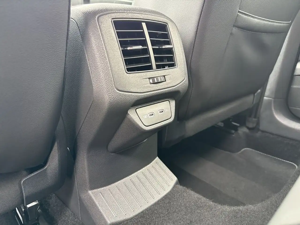 Volkswagen T-Roc 1.0 TSI R-Line SHZ APP RFK GJR LED — Galería del vehículo 22