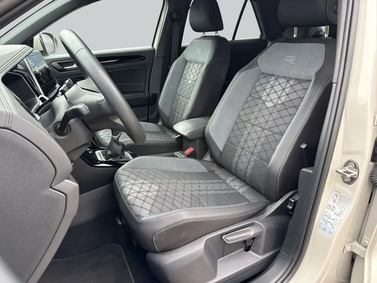 Volkswagen T-Roc 1.0 TSI R-Line SHZ APP RFK GJR LED — Galería del vehículo 10