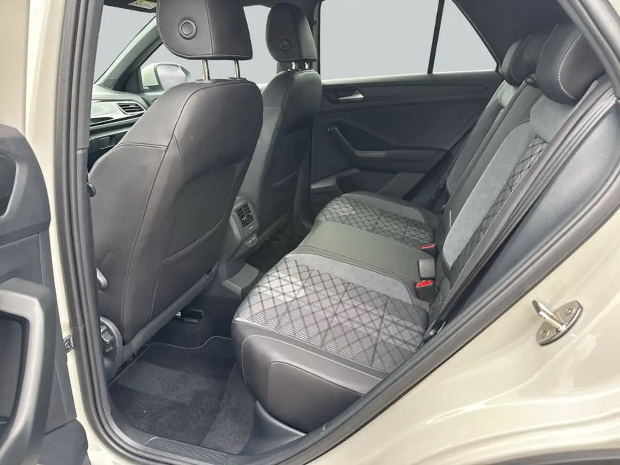 Volkswagen T-Roc 1.0 TSI R-Line SHZ APP RFK GJR LED — Galería del vehículo 11