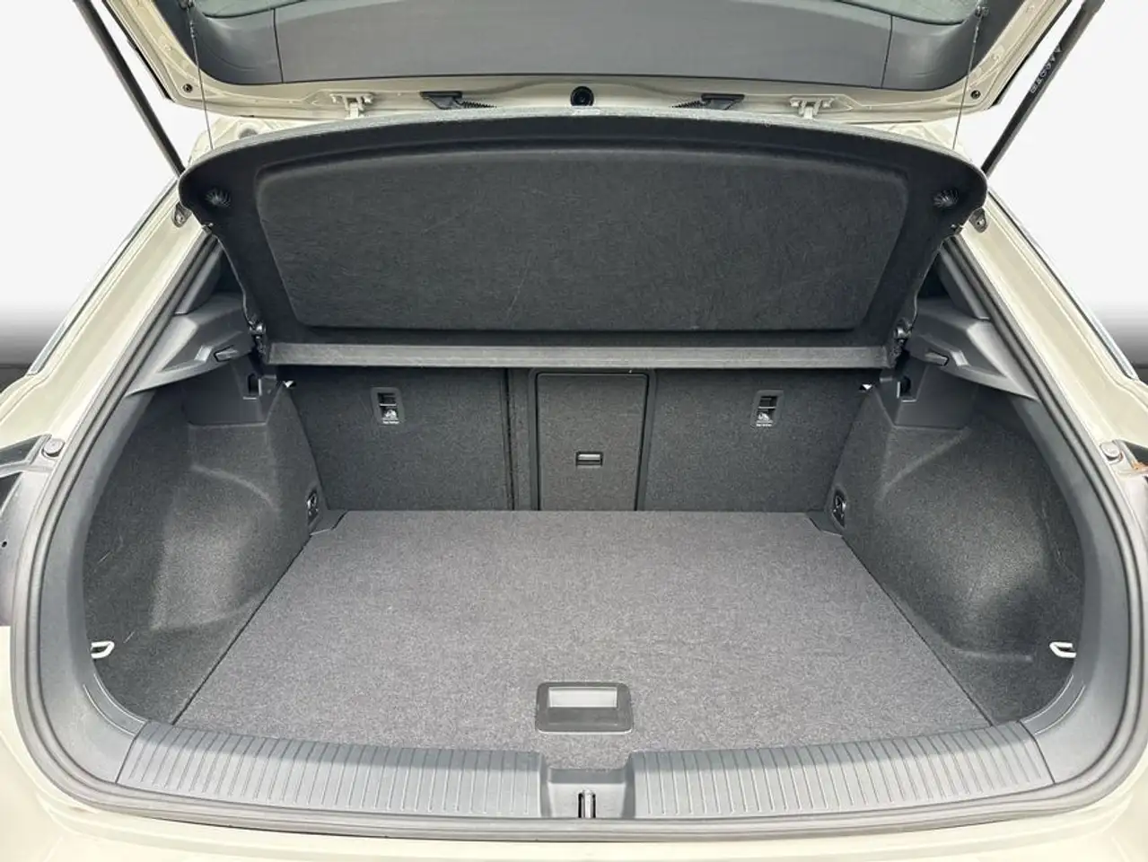 Volkswagen T-Roc 1.0 TSI R-Line SHZ APP RFK GJR LED — Galería del vehículo 8