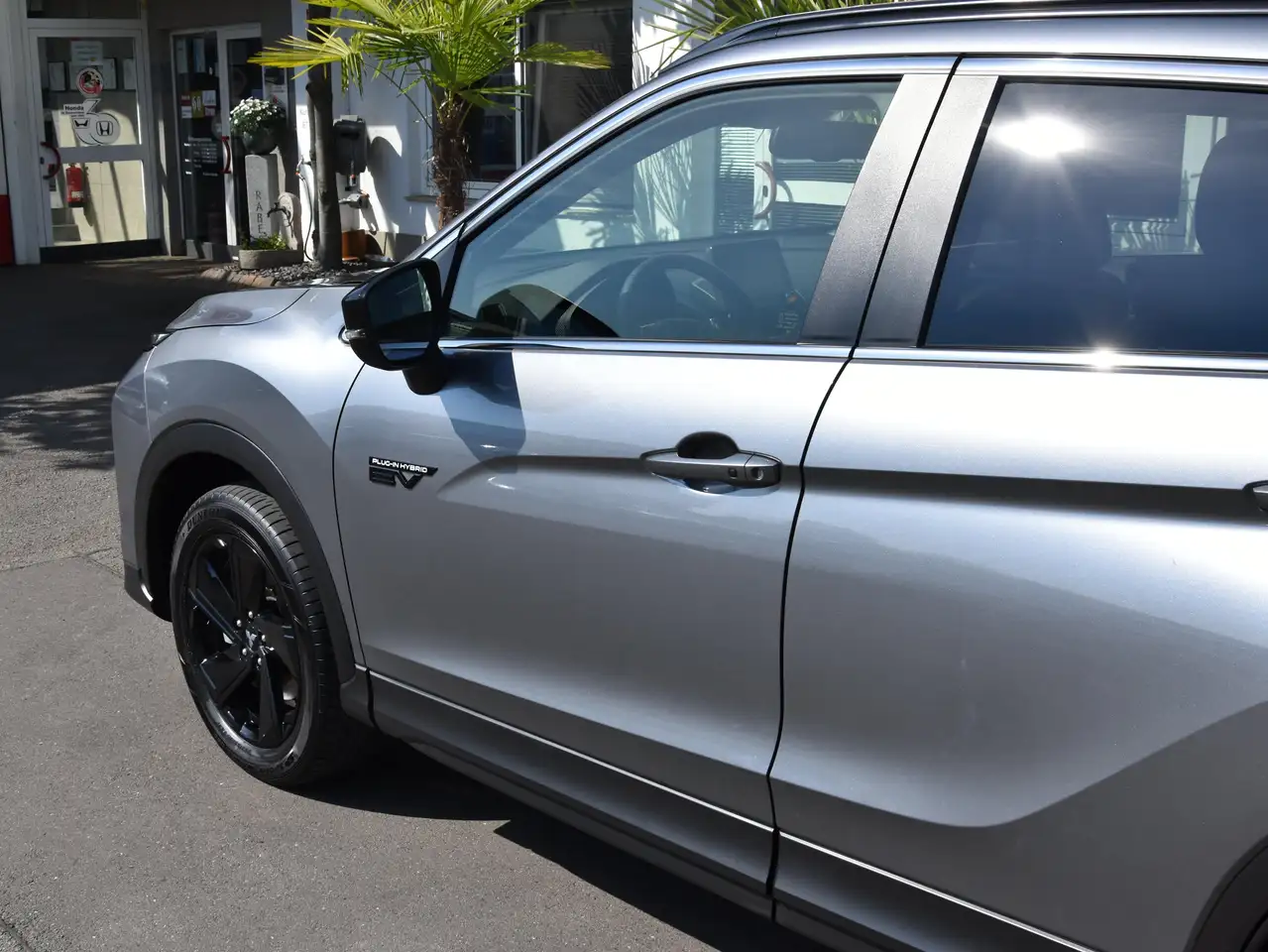 Mitsubishi Eclipse Cross Plus Select Black Hybrid 4WD*AHK*360° — معرض صور السيارة 4