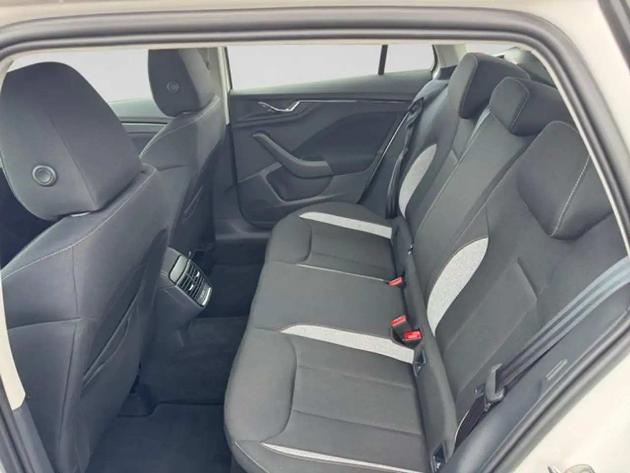 Skoda Kamiq 1.5 TSI DSG Selection LED+ACC+KAMERA+++ — Galería del vehículo 16