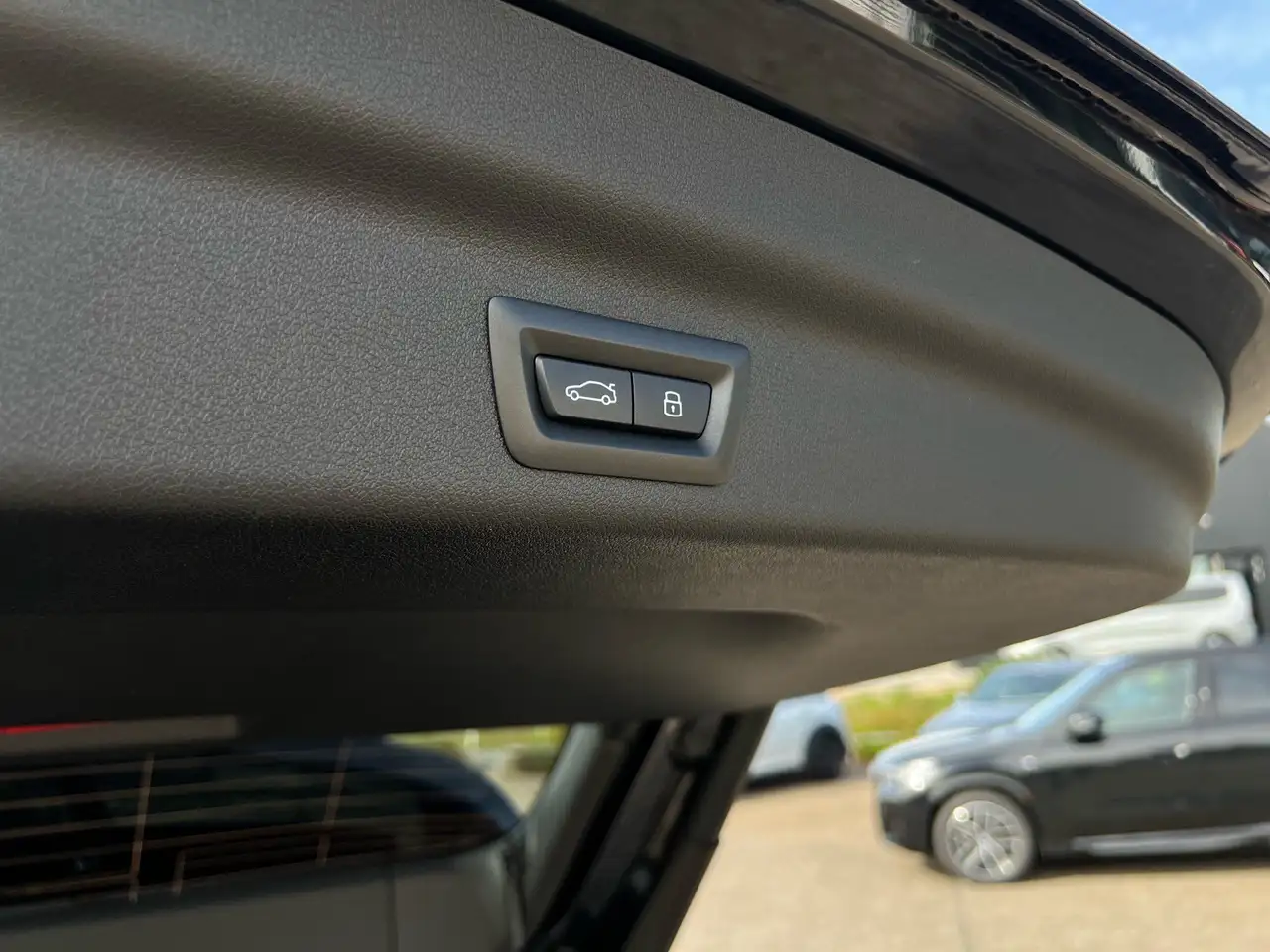BMW iX1 xDrive30 M-Sport Pro AHK RFK Navi Shz LED — Galerie du véhicule 29