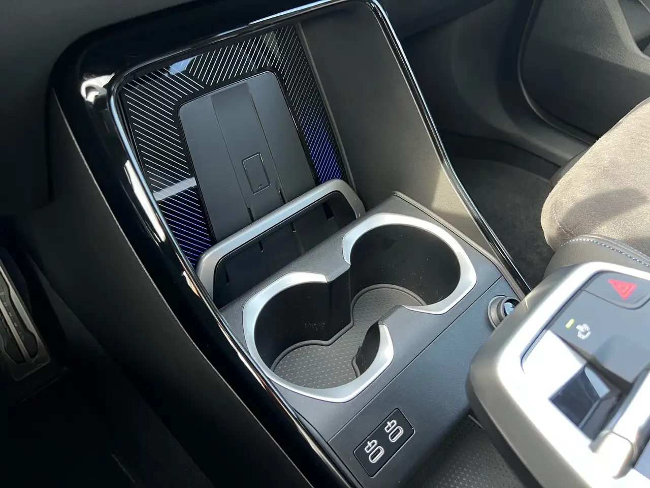 BMW iX1 xDrive30 M-Sport Pro AHK RFK Navi Shz LED — Galerie du véhicule 17