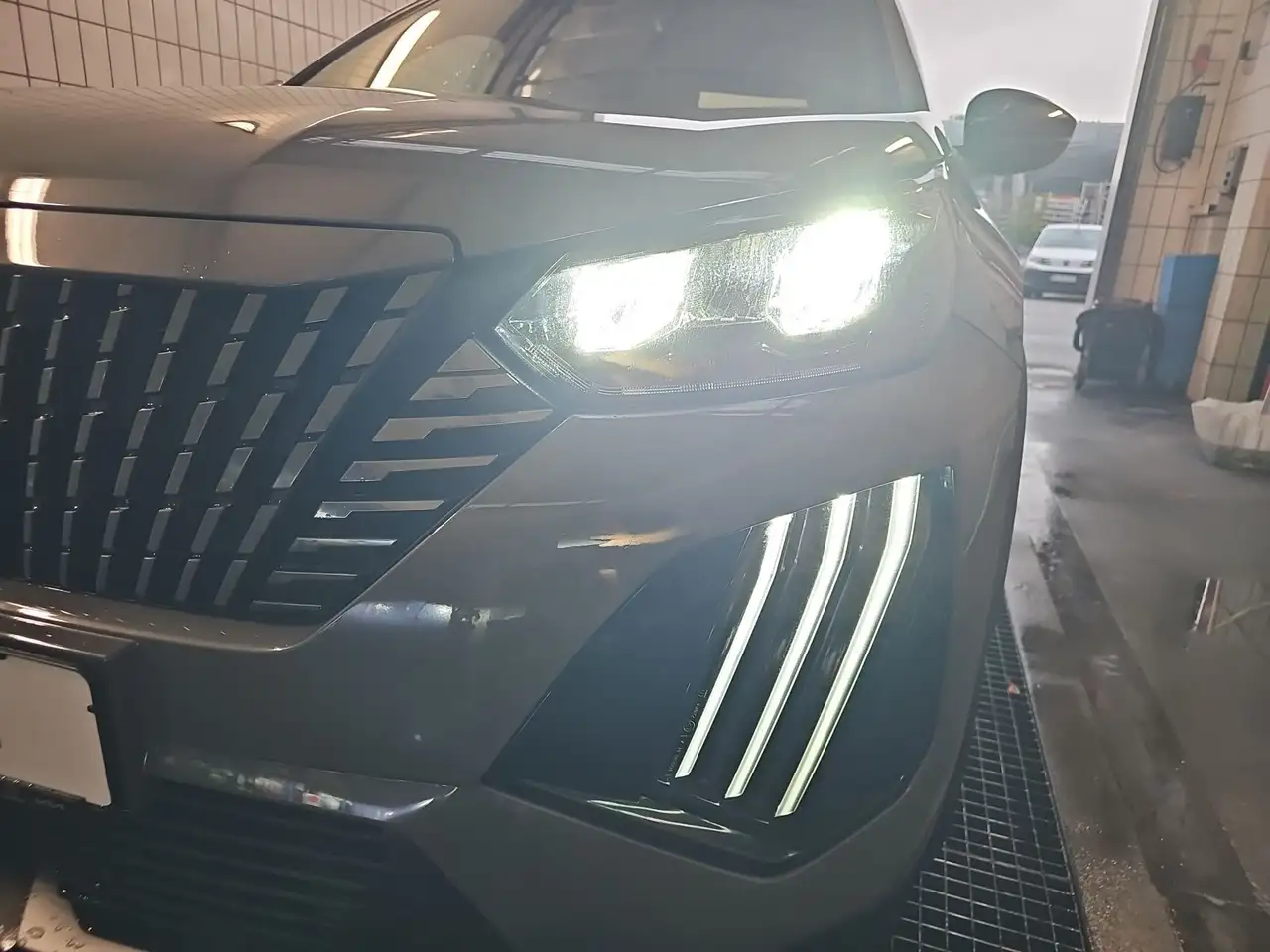 Peugeot 2008 1.2 PureTech 130 Allure LED PDC Navi Kamera — معرض صور السيارة 3