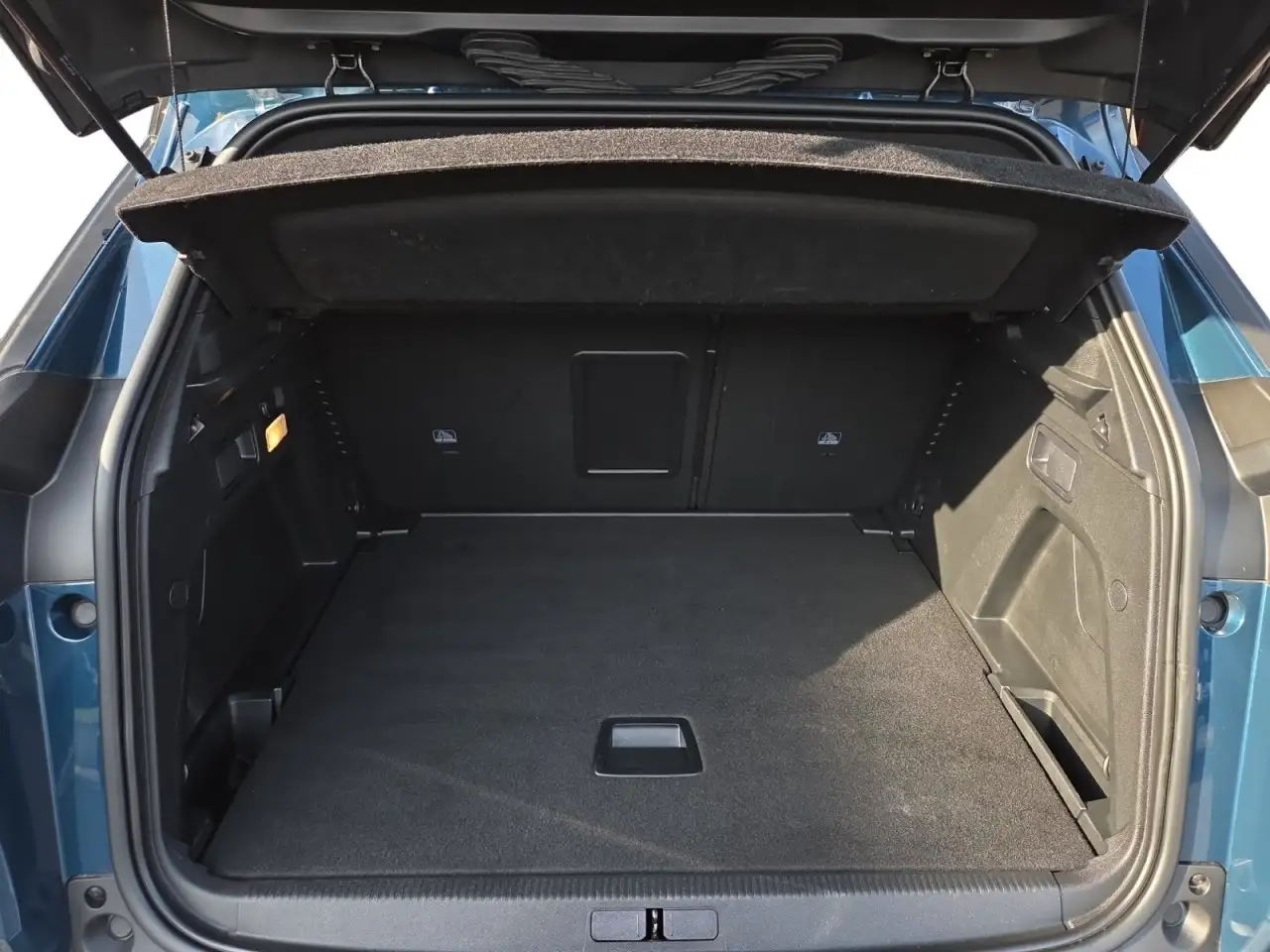 Peugeot 3008 Allure Pack 136 Hybrid Aut+Klima+Navi+AHK Klima — معرض صور السيارة 5