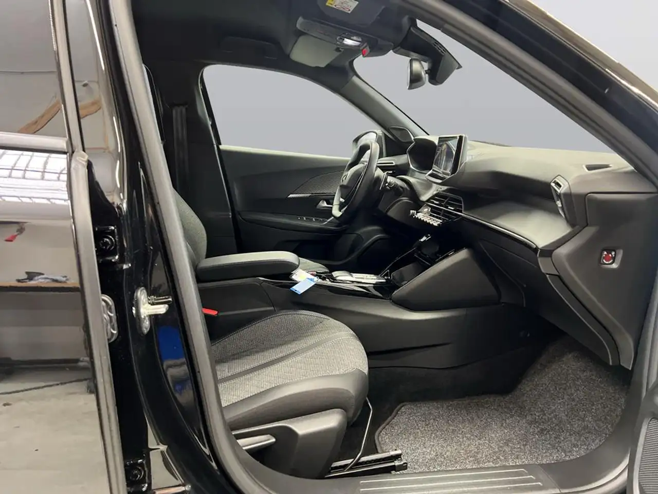 Peugeot 2008 Neuer 2008 Allure PureTech 130 EAT8 — معرض صور السيارة 11