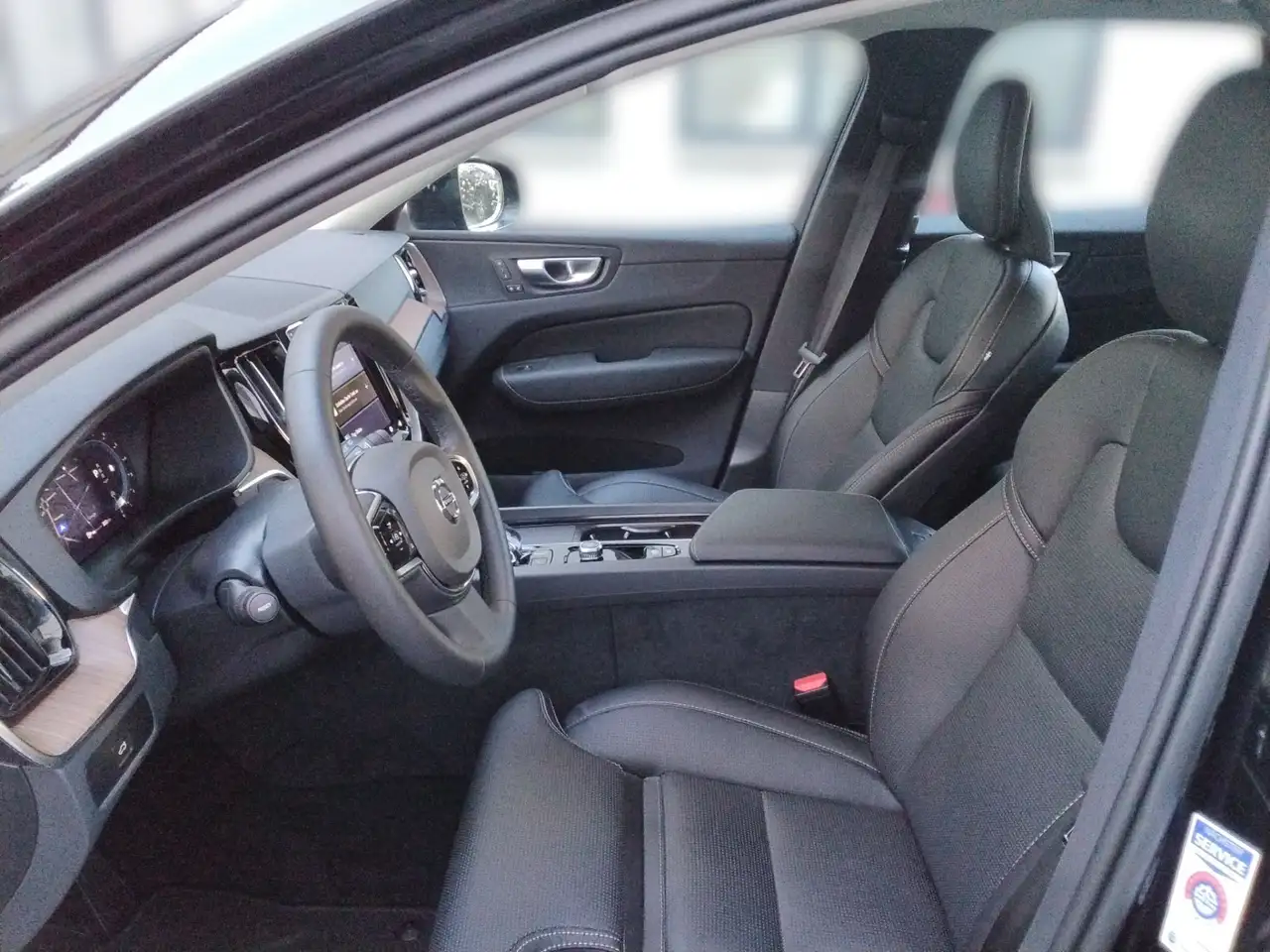 Volvo XC60 Plus Dark 2WD — Vehicle gallery 7