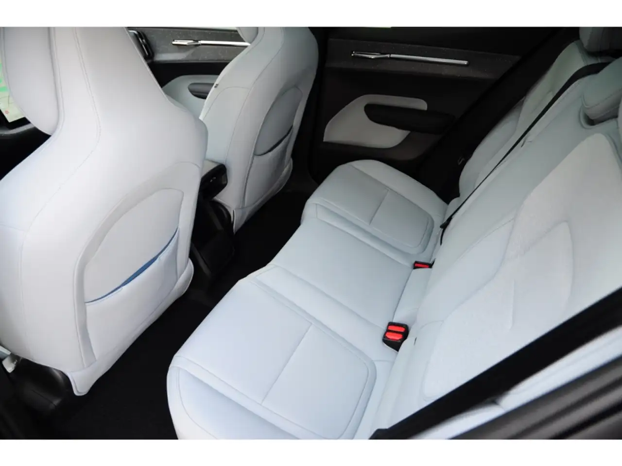 Volvo EX30 Single Motor Extended Range Ultra *WinterP* — معرض صور السيارة 9