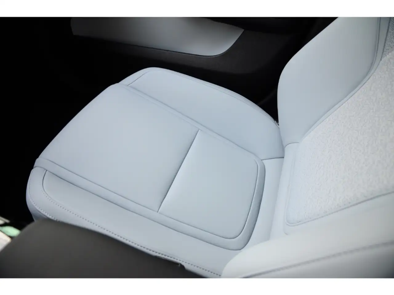 Volvo EX30 Single Motor Extended Range Ultra *WinterP* — معرض صور السيارة 28