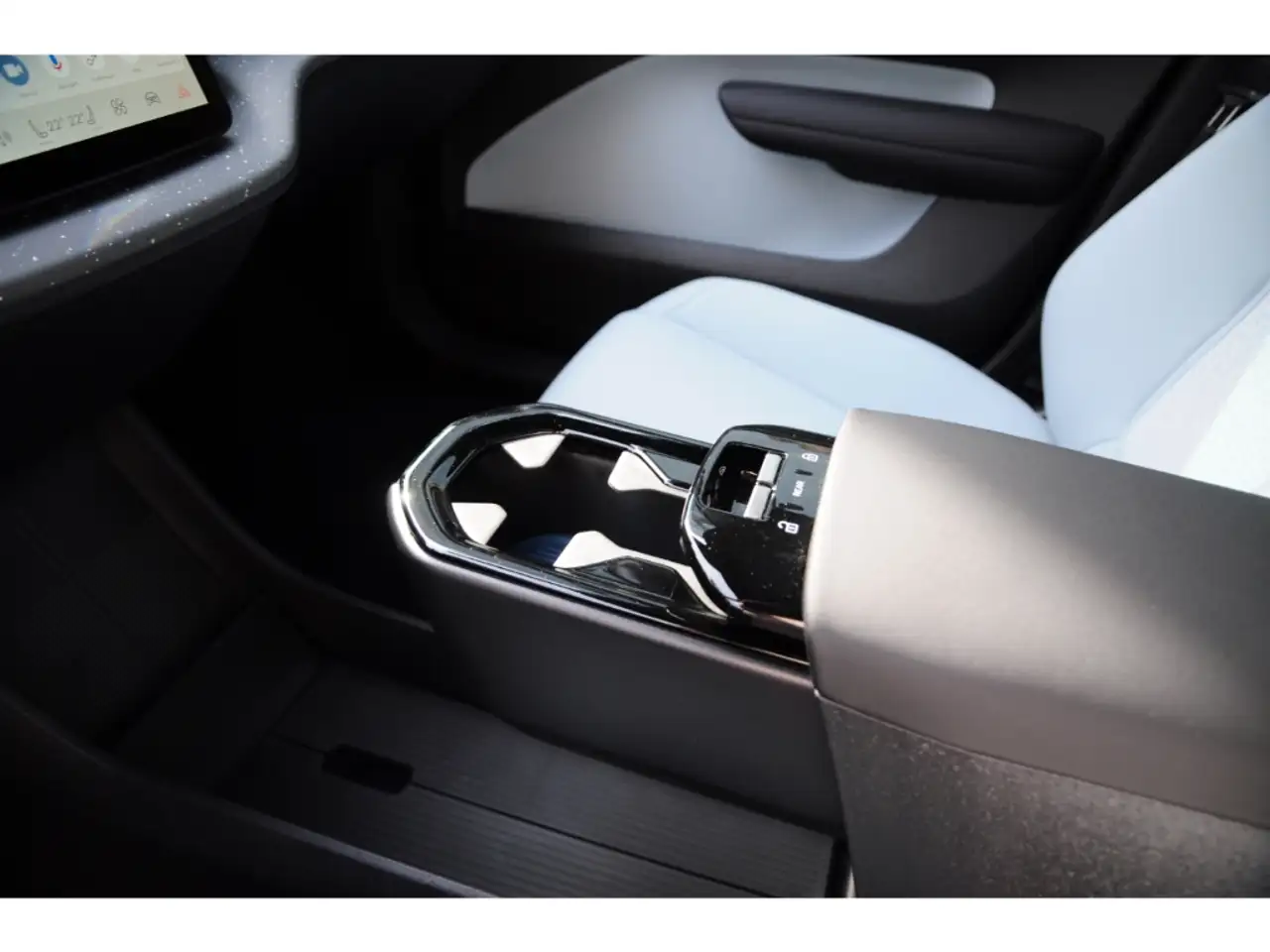 Volvo EX30 Single Motor Extended Range Ultra *WinterP* — معرض صور السيارة 18