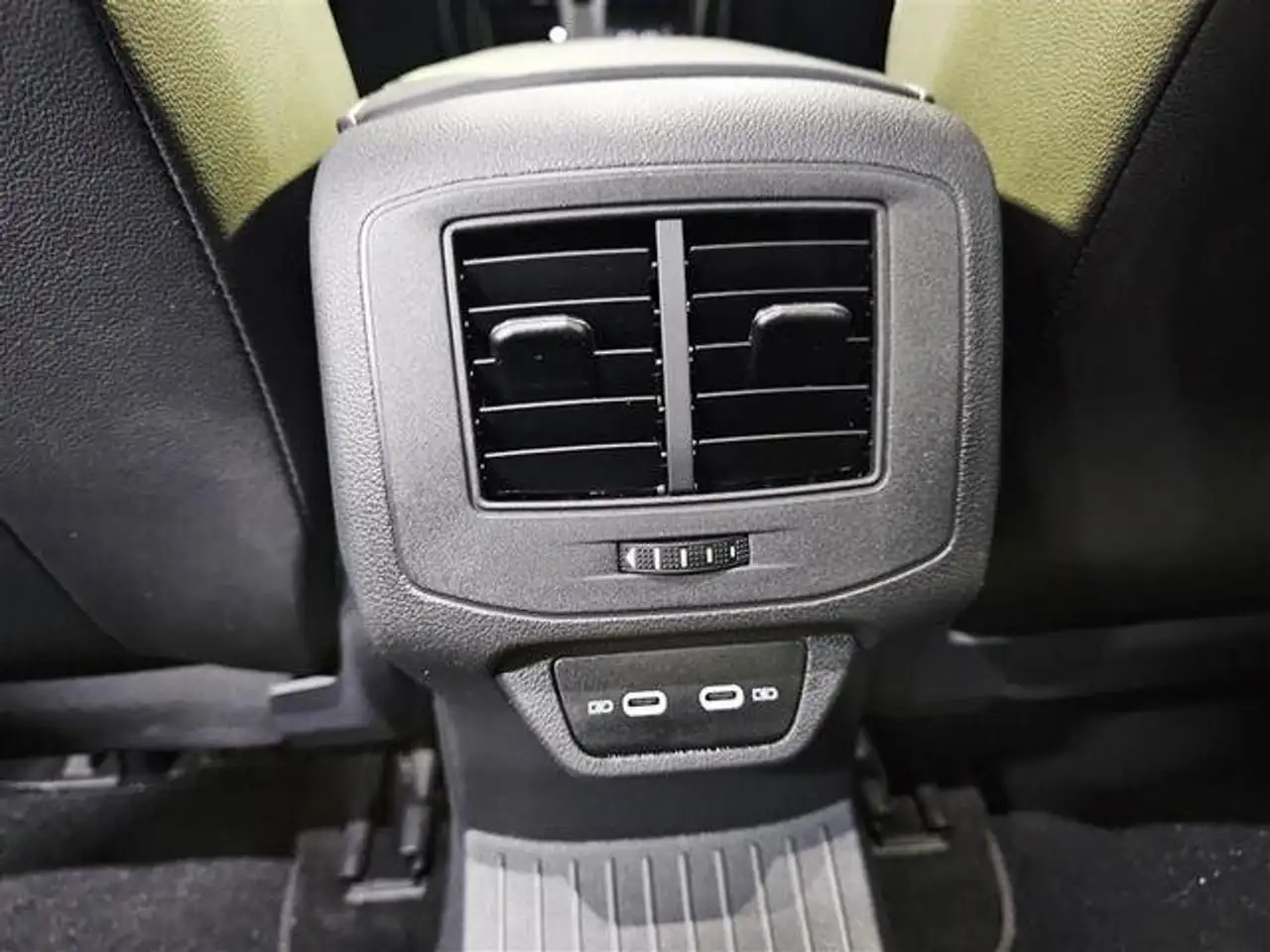 Volkswagen T-Roc 1.5 TSI R-Line kW DSG7 110KW — Vehicle gallery 13