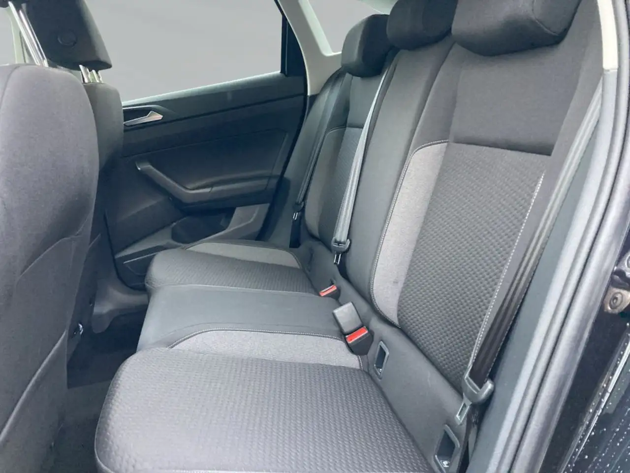 Volkswagen Taigo 1.0 TSI Life DSG + SHZ + NAVI + RFK + PDC + — معرض صور السيارة 12
