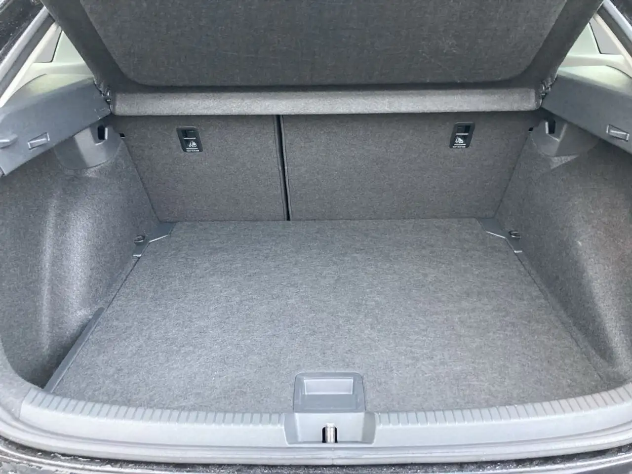 Volkswagen Taigo 1.0 TSI Life DSG + SHZ + NAVI + RFK + PDC + — معرض صور السيارة 7