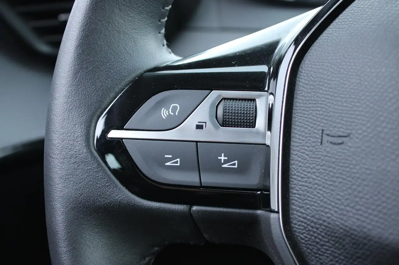 Peugeot 208 1.2 PT Active NAVI ANDROID KLIMA 10" HD PDC — Galerie du véhicule 17
