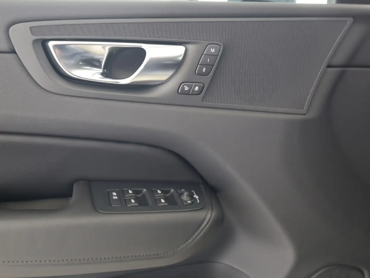 Volvo XC60 Plus Bright Recharge Plug-In Hybrid AWD T8 Twin En — معرض صور السيارة 14