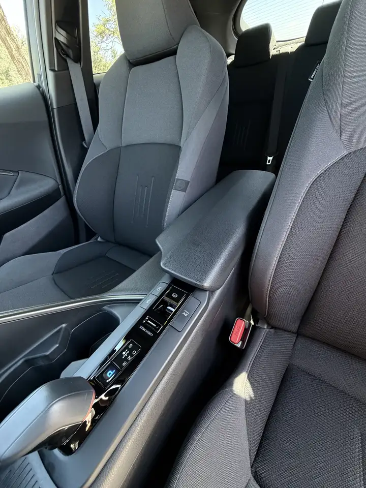 Toyota C-HR 200H Advance — معرض صور السيارة 17