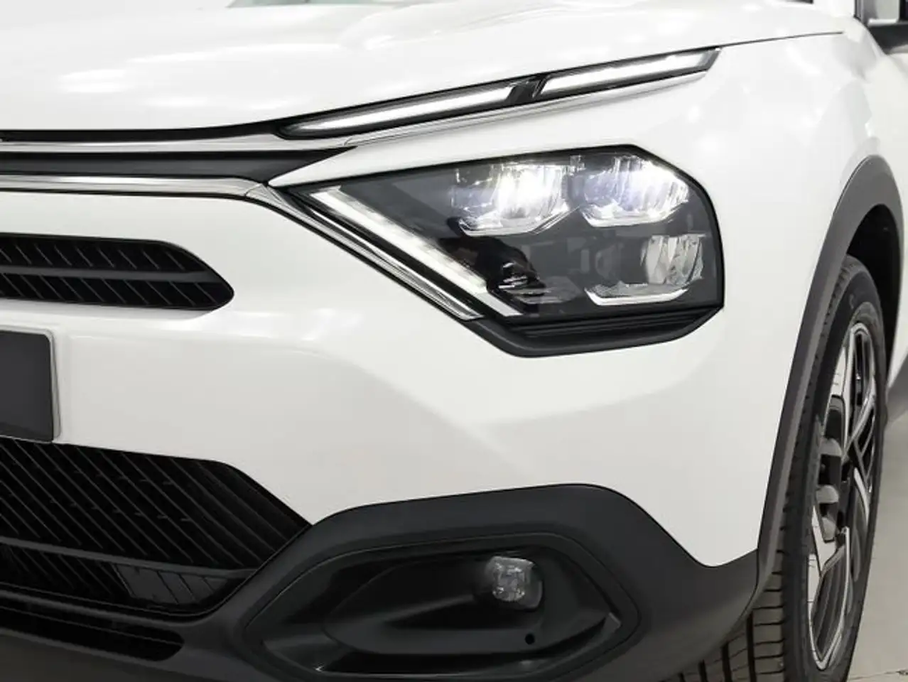 Citroen C4 1.2 PureTech Plus S&S 130 — Vehicle gallery 32