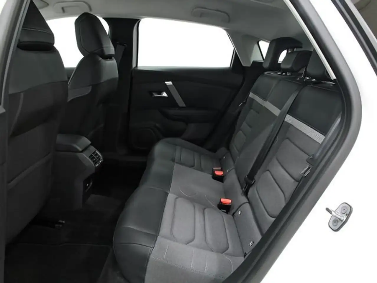 Citroen C4 1.2 PureTech Plus S&S 130 — Vehicle gallery 9