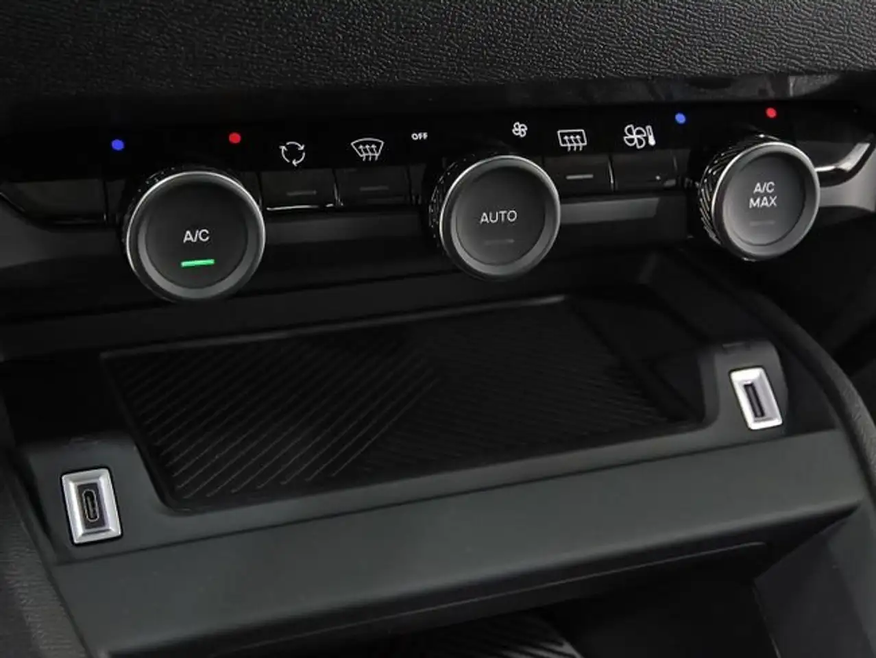 Citroen C4 1.2 PureTech Plus S&S 130 — Vehicle gallery 28