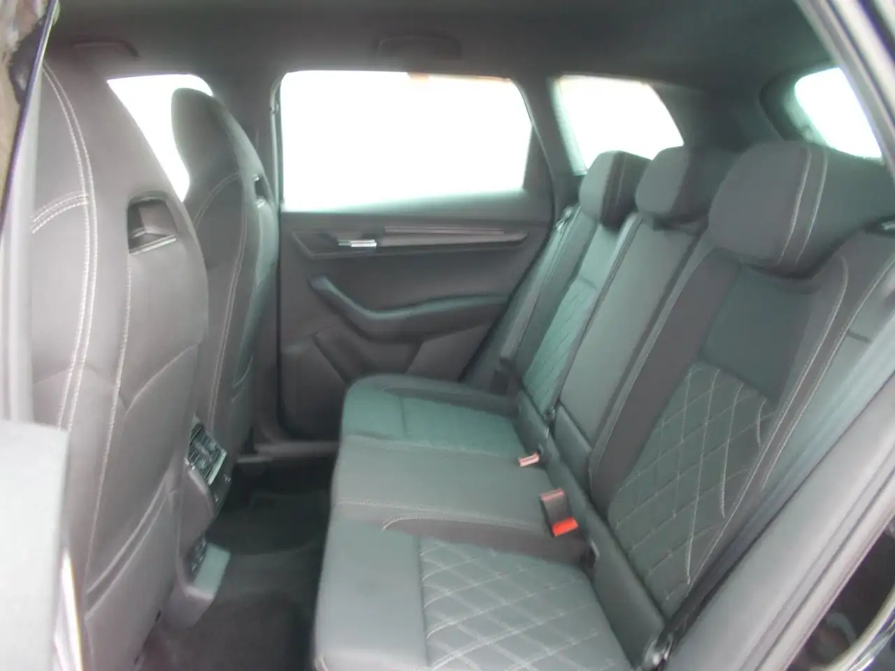 Skoda Karoq 1.5 TSI Sportline * DSG * Navi *AHK *360° — Galerie du véhicule 11