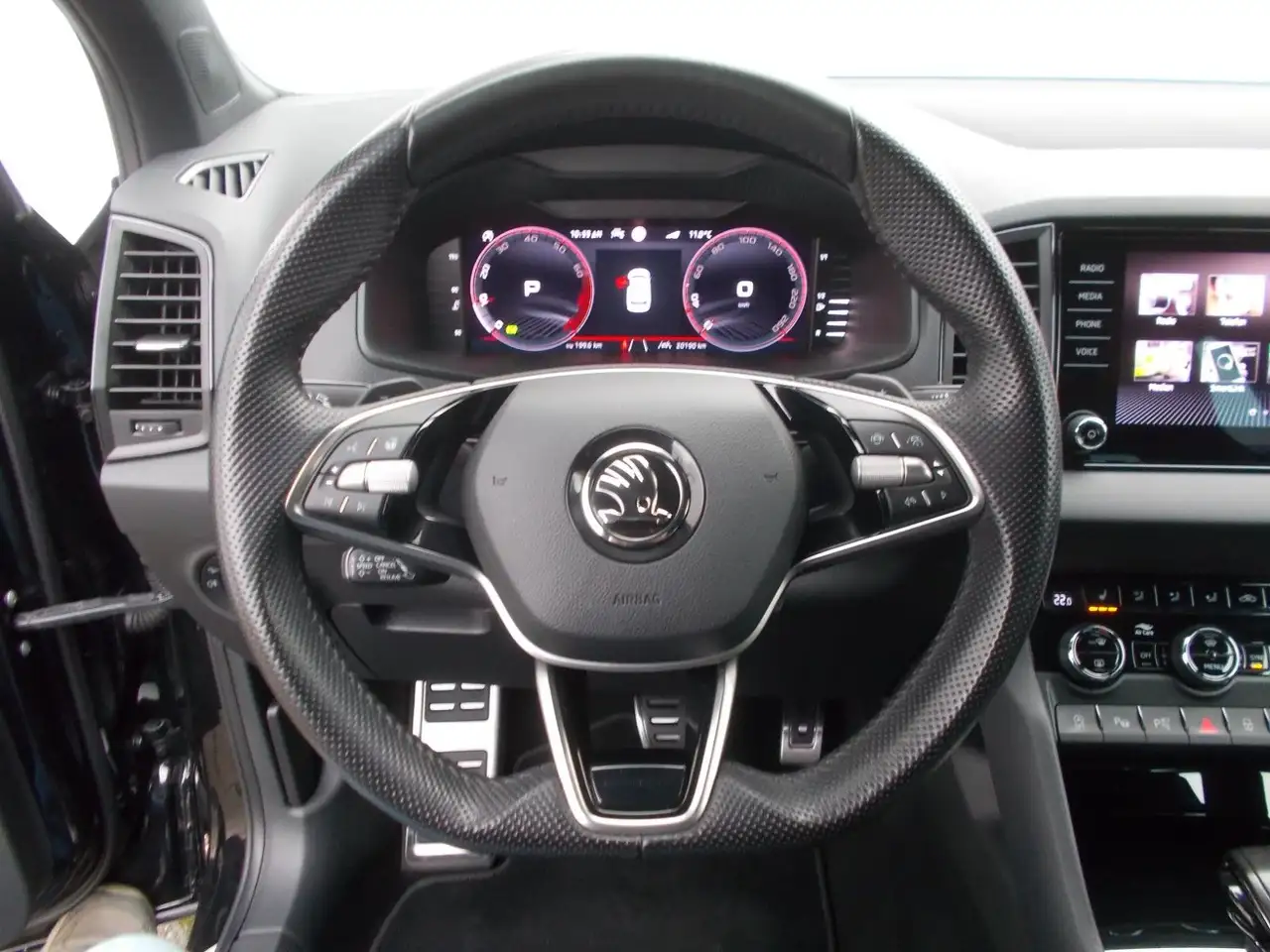Skoda Karoq 1.5 TSI Sportline * DSG * Navi *AHK *360° — Galerie du véhicule 13