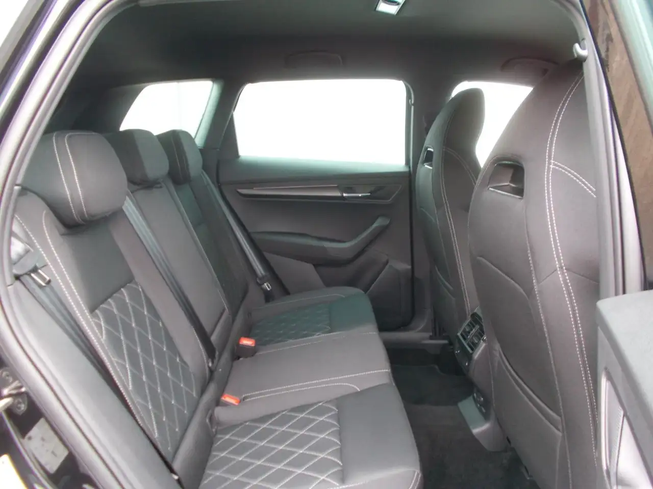 Skoda Karoq 1.5 TSI Sportline * DSG * Navi *AHK *360° — Galerie du véhicule 24