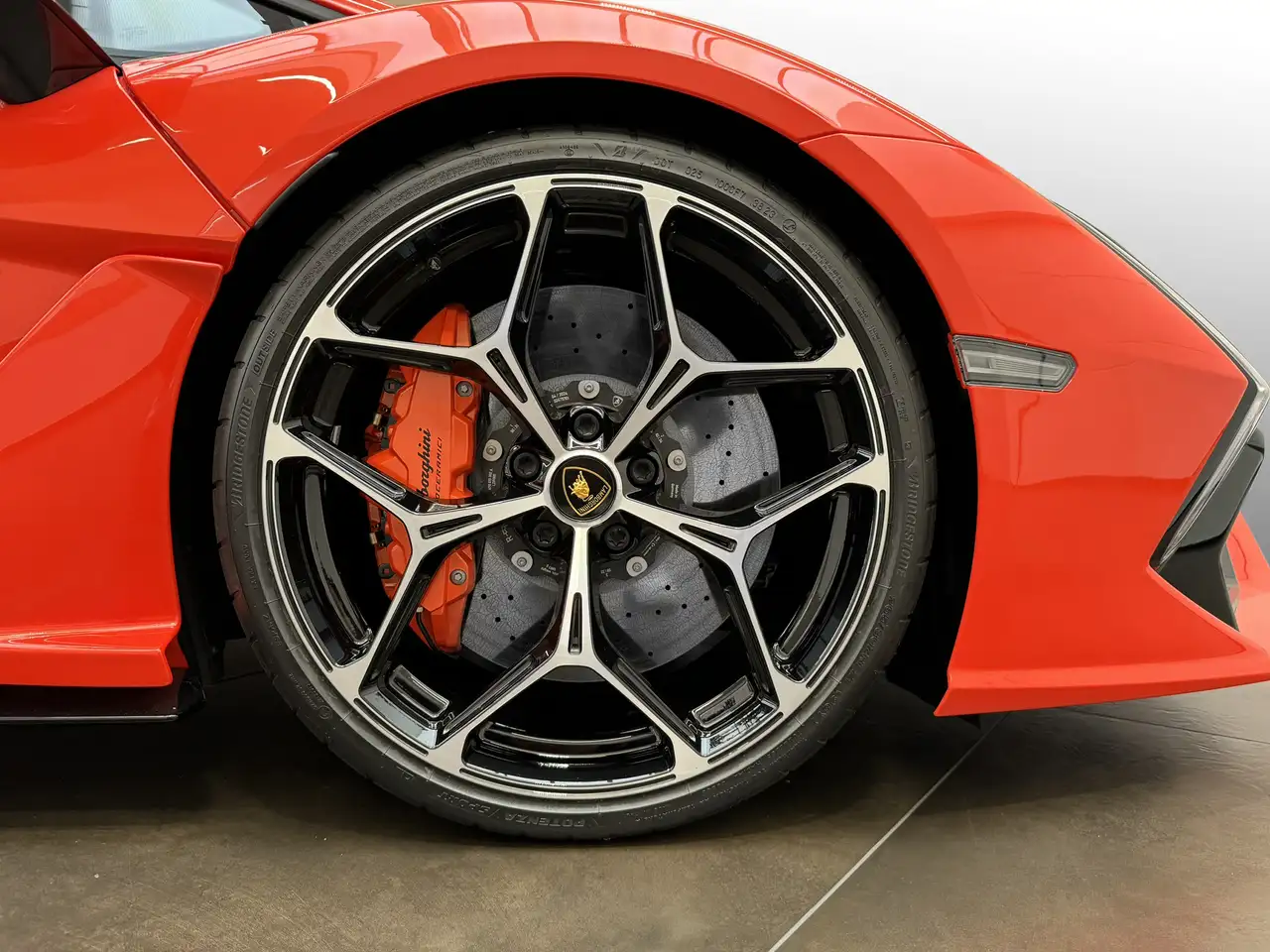 Lamborghini Revuelto Ad Personam | Lamborghini Nürnberg — Vehicle gallery 9