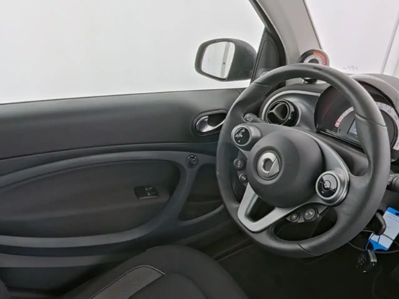 smart forTwo EQ Cabrio Passion Exclusive 22kW JBL LED — Vehicle gallery 9