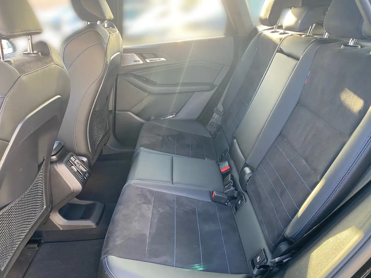 BMW 230 e xDrive Active Tourer, M Sport, HYBRID — Vehicle gallery 11