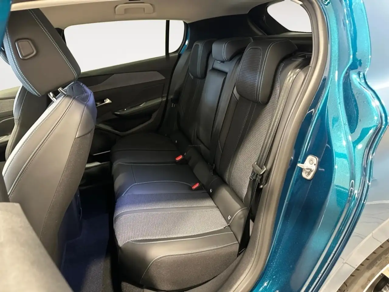 Peugeot 308 1.2 PURETECH 130 ALLURE GPS LL17 RADAR AR+CAM — Vehicle gallery 12